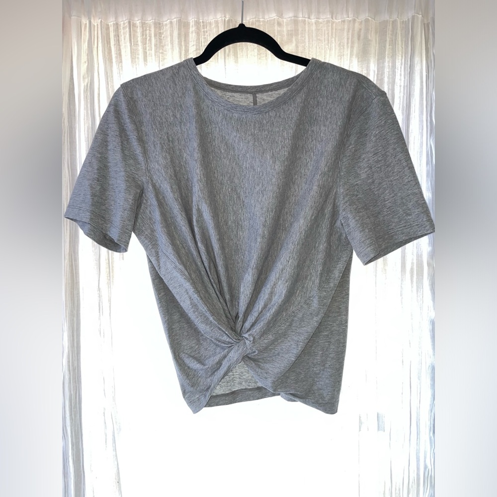 Lululemon size 6 Cate’s Tee with knotted front